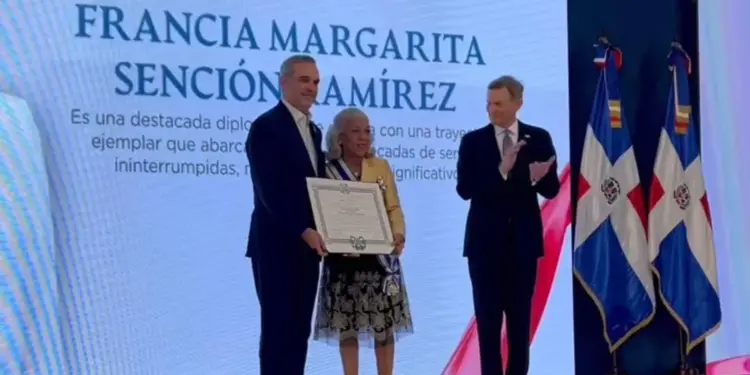 Canciller Roberto Álvarez condecora 19 embajadores dominicanos por su trayectoria diplomática