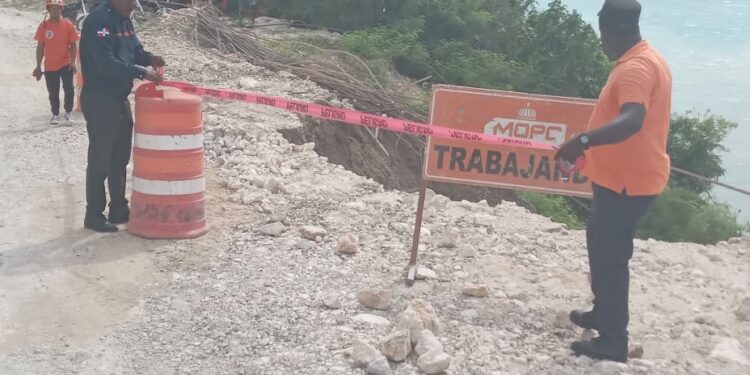 Suspenden en horas nocturnas el trànsito vehícular  en el lugar denominado «El Derrumbao», en la costa de Barahona