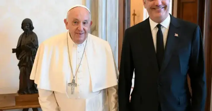 Abinader se reunió 30 minutos con el papa y le regaló un rosario de larimar dominicano