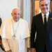 Abinader se reunió 30 minutos con el papa y le regaló un rosario de larimar dominicano