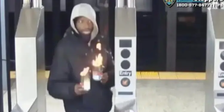 Arroja envases con fuego a hombre en tren 1 en Manhattan; dominicanos viajaban en el mismo
