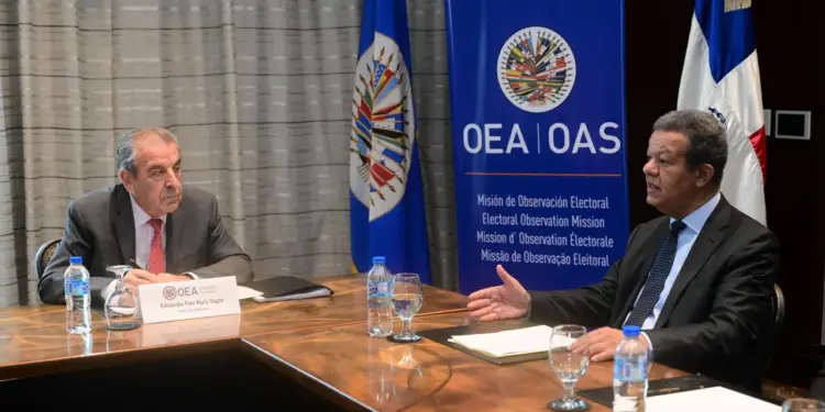Leonel sostiene encuentro con Misión de la OEA y pide vigilar compra de cédulas