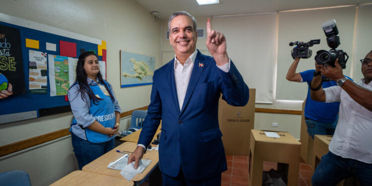 Luis Abinader subraya la «paz» y «tranquilidad» de los comicios
