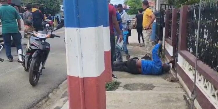 Vídeo; Choque de motocicletas deja una persona lesionada y daños en Dajabón