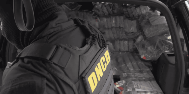 Atrapan lancha con dos personas y 675 paquetes de droga en costa de San Pedro de Macorís