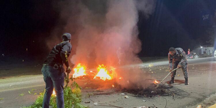 Continúan protestas y asfaltado a la vez en barrios de Dajabón