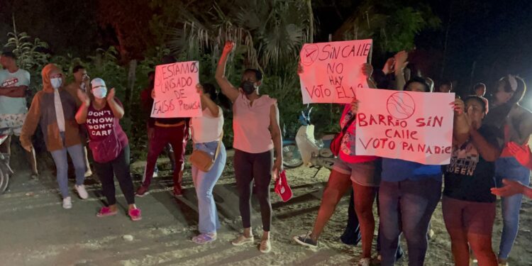 Varios sectores en protesta reclamando asfaltado en Dajabón
