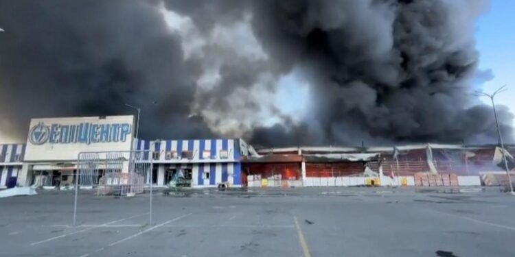 6 muertos, 40 heridos en ataque ruso a supermercado en UCRANIA: