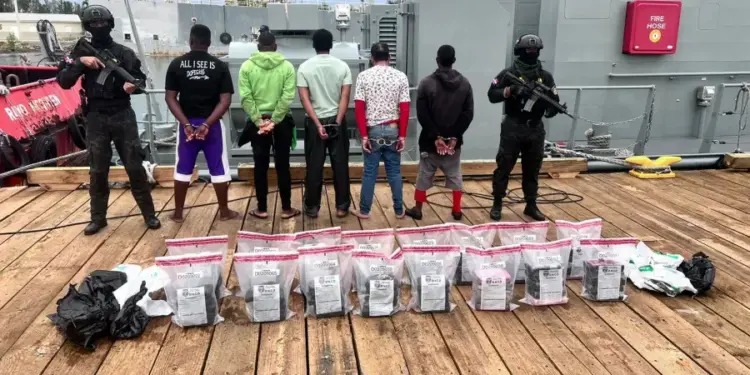 Autoridades ocupan 80 paquetes de cocaína y arrestan cinco dominicanos