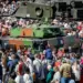 Rusos exhiben varios tanques capturados en guerra Ucrania