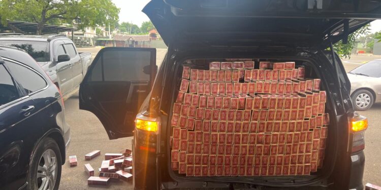 G-2 y uniformados detienen dos personas con contrabando de 290 cigarrillos en Montecristi