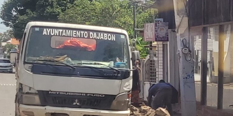 Vídeo; Camiones del ayuntamiento en labores particulares mientras las basuras arropan a Dajabón
