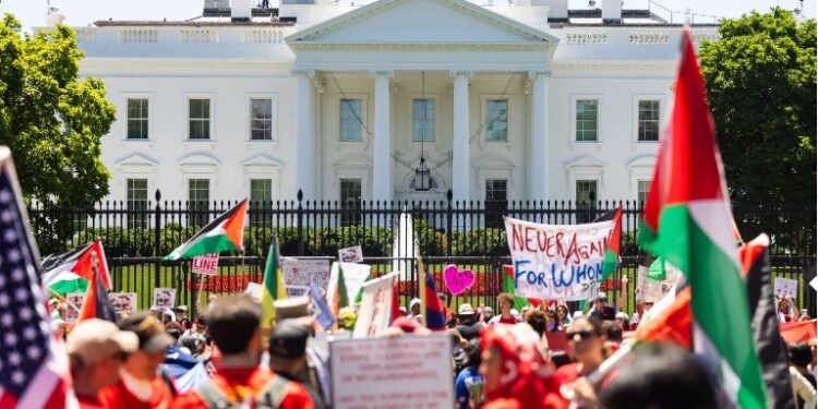 Cientos personas protestan ante Casa Blanca por su apoyo a Israel
