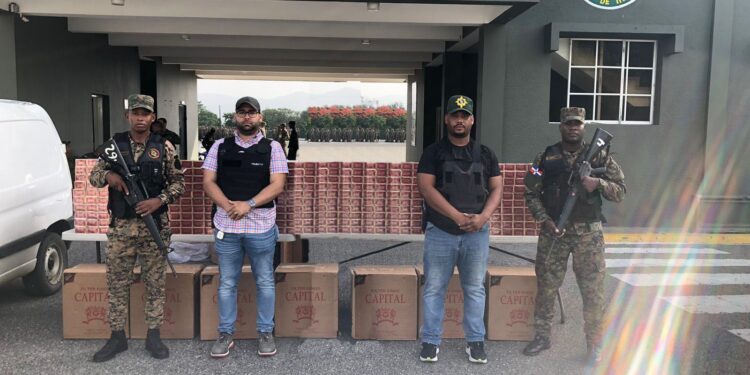 Vídeo; El ejército ocupa contrabando de 170 mil cigarrillos y detiene una persona en Santiago
