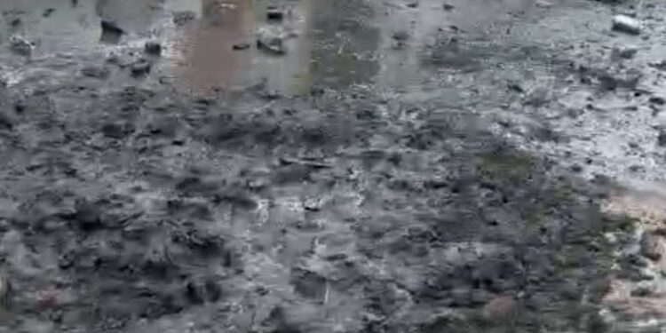 Derraman lodo cloacal en varias calles de Dajabón