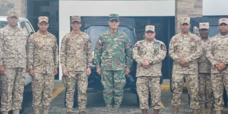 Ministro de Defensa visita instalaciones del CESFronT en Santo Domingo