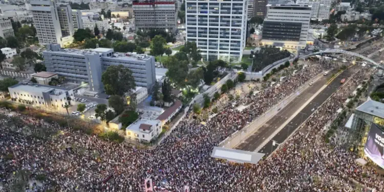 Miles de israelíes se echan a las calles contra Netanyahu y por la liberación de rehenes
