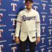 Prospecto puertoplateño fue firmado como pelotero profesional por Texas Rangers