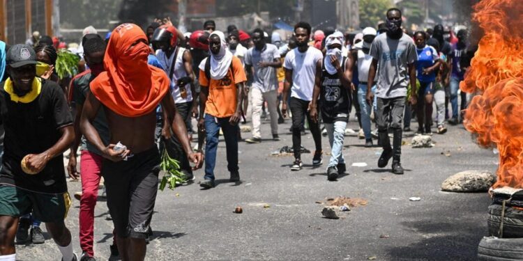 Haití: Banda desafía; quema cabildo y demuele una prisión