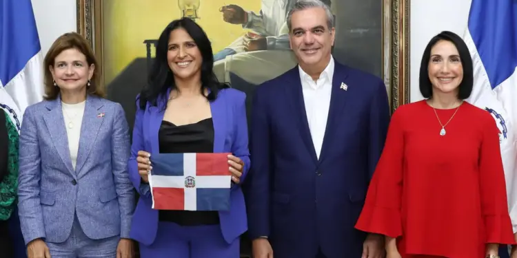 Abinader recibe en el Palacio a Thais Herrera, primera dominicana en escalar cima del Monte Everest