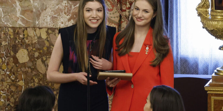Las princesas Leonor y Sofía sorprenden al rey Felipe VI en su aniversario en el trono español