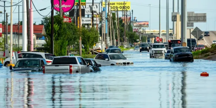 Suben a ocho los muertos por Beryl en EEUU y continúa el apagón en Texas