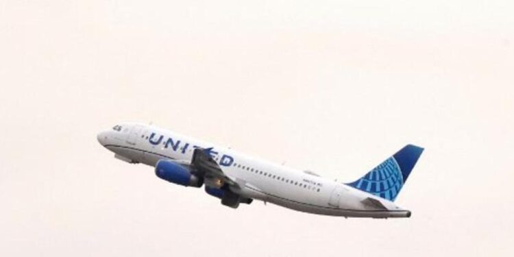 Avión de United Airlines pierde una rueda durante despegue en Los Ángeles