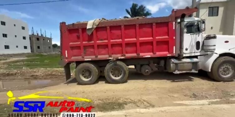 Vecinos reparan tramo de calle en mal estado en Dajabón