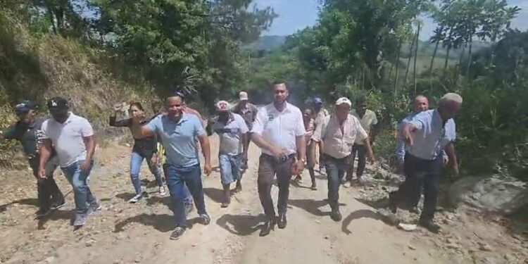 Vídeo; Organizaciones marchan por mal estado de carretera Loma de Cabrera-Manuel Bueno
