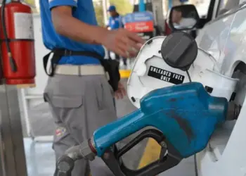 Gobierno mantiene estable precio de los principales combustibles