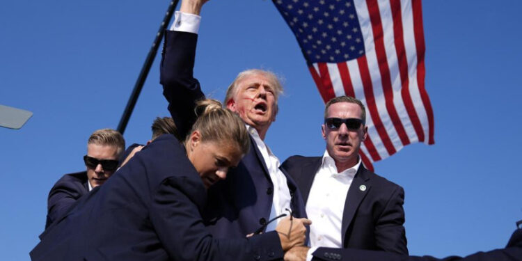 Donald Trump es herido por disparo durante evento; equipo de seguridad lo escoltó tras estallidos entre la multitud