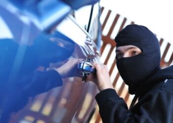 Amarran miembros de una familia y roban unos 16 millones de pesos en prendas en Santiago
