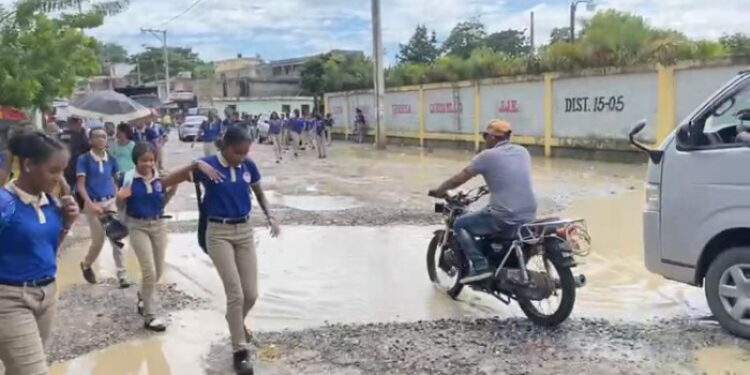 A más de un mes del inicio de año escolar el acceso a escuelas en Manoguayabo está en estado crítico