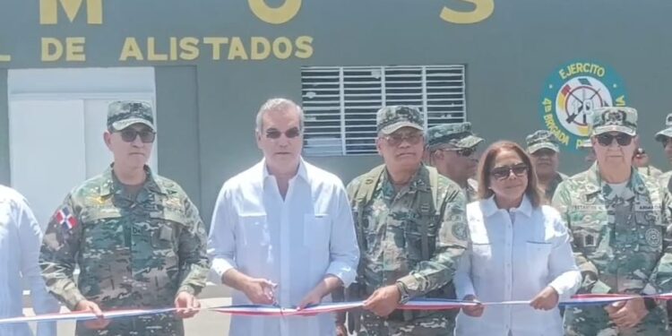 Presidente Abinader inaugura nuevas y remodeladas instalaciones del décimo batallón en Dajabón