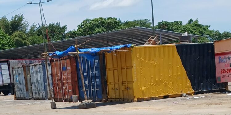 Invaden espacios comerciales del mercado fronterizo con furgones en Dajabón  Dajabón
