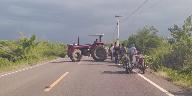 Vídeo; Haitiano resulta lesionado tras accidentarse  en trimotor cargado de guineo