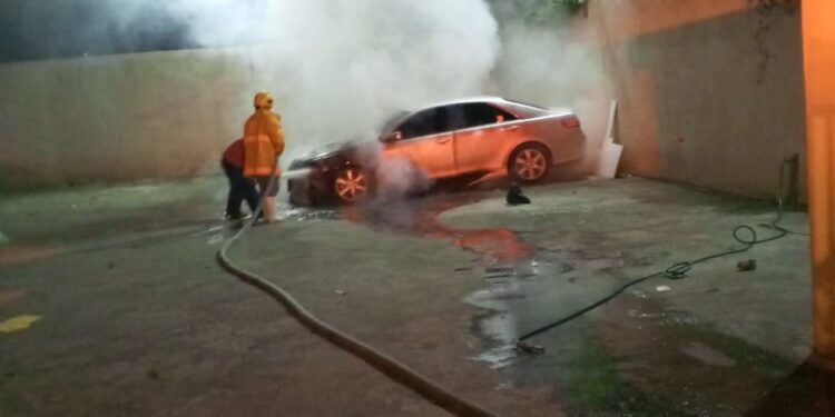 Incendian vehículo de un Haitiano en residencial de Dajabón