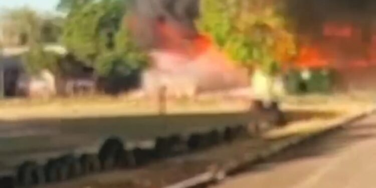 Vídeo; Incendio reduce barracones Batey Maguaca del Proyecto la Cruz Manzanillo