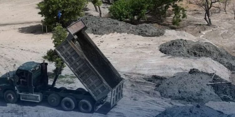 Paralizan vertido ilegal de material de desecho en manglares de Montecristi