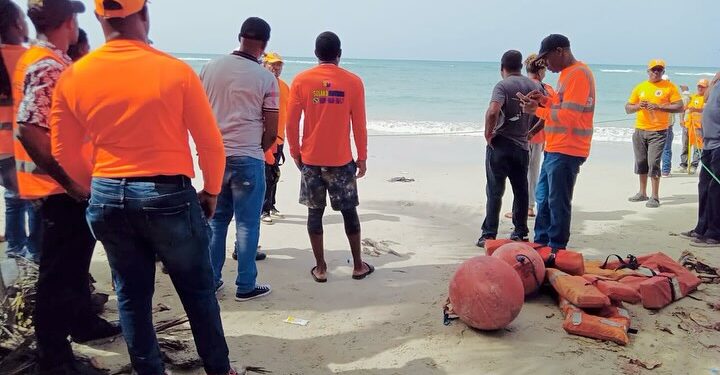 Buscan victimas de naufragio de 80 personas en playa Guayacanes
