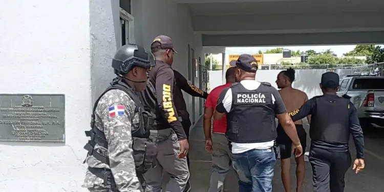 Policía apresa dos hermanos y recuperan arma con la que dieron muerte a un hombre en Barahona