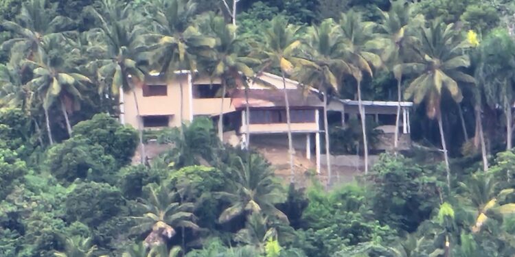 Denuncian construyen edificación en área protegida de Loma Isabel de Torres