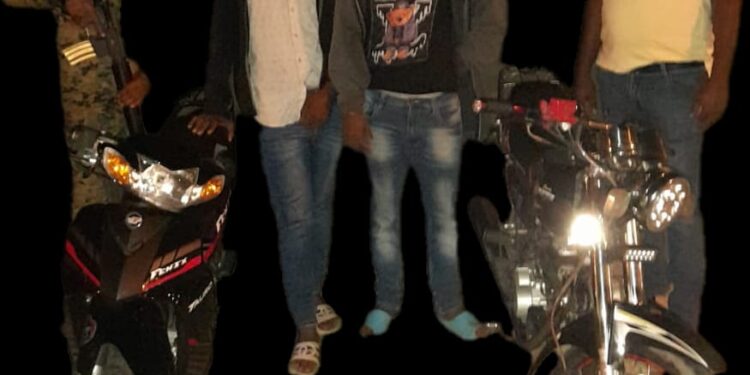 Detiene dos personas con presuntos motores robados en Montecristi