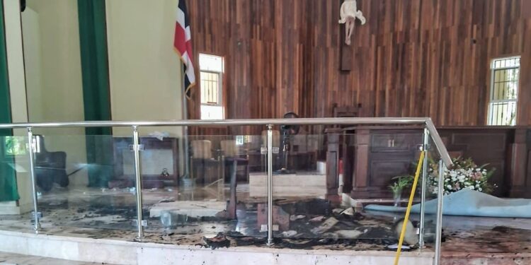 Jóvenes profanan y prende fuego a una iglesia en Maimón Puerto Plata