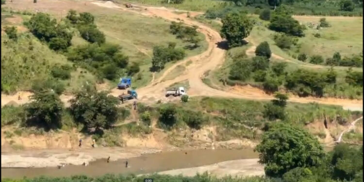 Hay temor de productores agrícolas por daños causan haitianos al río Masacre en Dajabón
