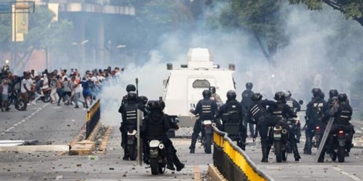 Suman 24 muertos en protestas tras presidenciales en Venezuela