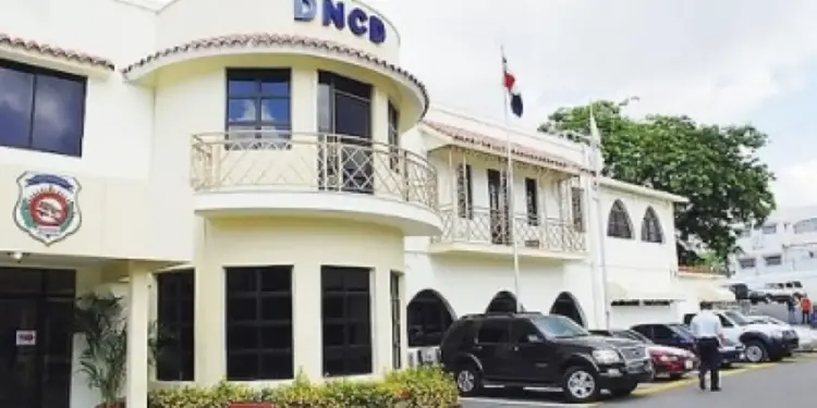 Luis Abinader anuncia aumento salarial de hasta un 160 % a los agentes de la DNCD