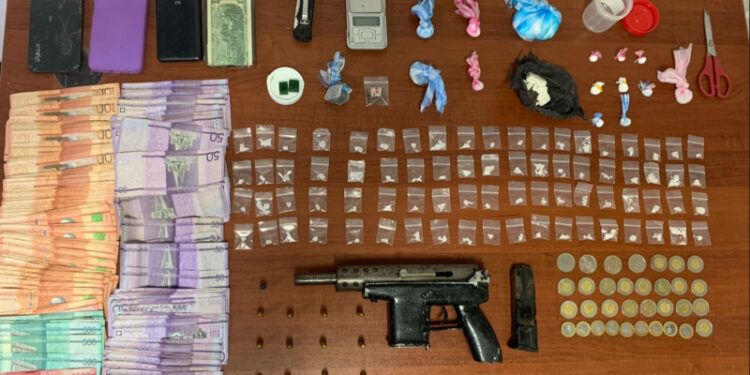 Decomisan armas y drogas en allanamientos de Santiago