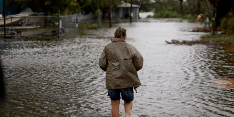 Huracán Debby deja un muerto, apagones y retrasos de vuelos en su paso por Estados Unidos