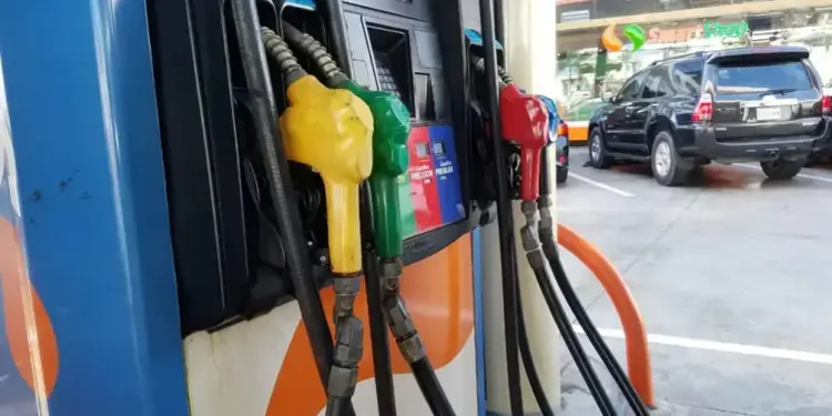 Gobierno baja de precio algunos combustibles, principales carburantes se mantienen sin cambios